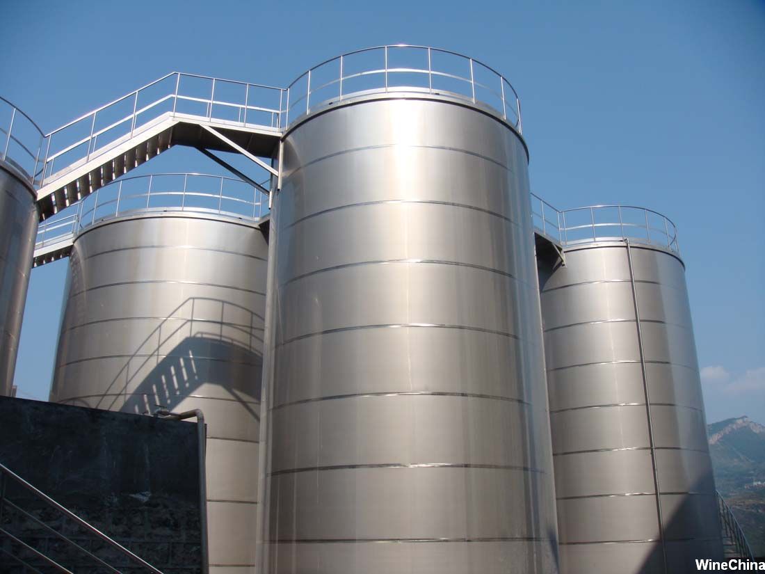 Automated tank and reactor cleaning equipment, mobile tank cleaning system